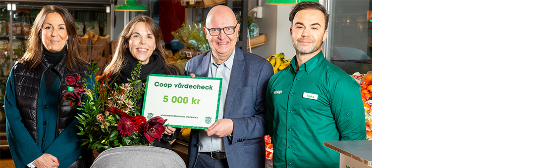Från vänster; Malin Pellborn chef medlemsverksamheten KfS, Elsa Häggström medlem nr 1 300 000, Lars Ericsson vd KfS, Alex Andric Butikschef Coop Sveavägen